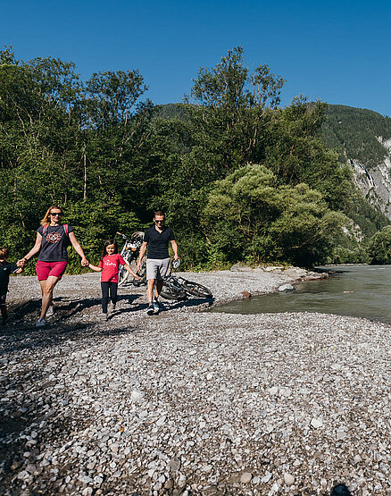 Familie spielt am Wasser